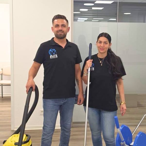 Gökhan Altintas mit dem Team von Blitzblank Gebäudereinigung