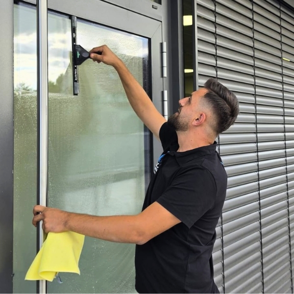 Streifenfrei gereinigte Fensterfront eines Geschäftsgebäudes